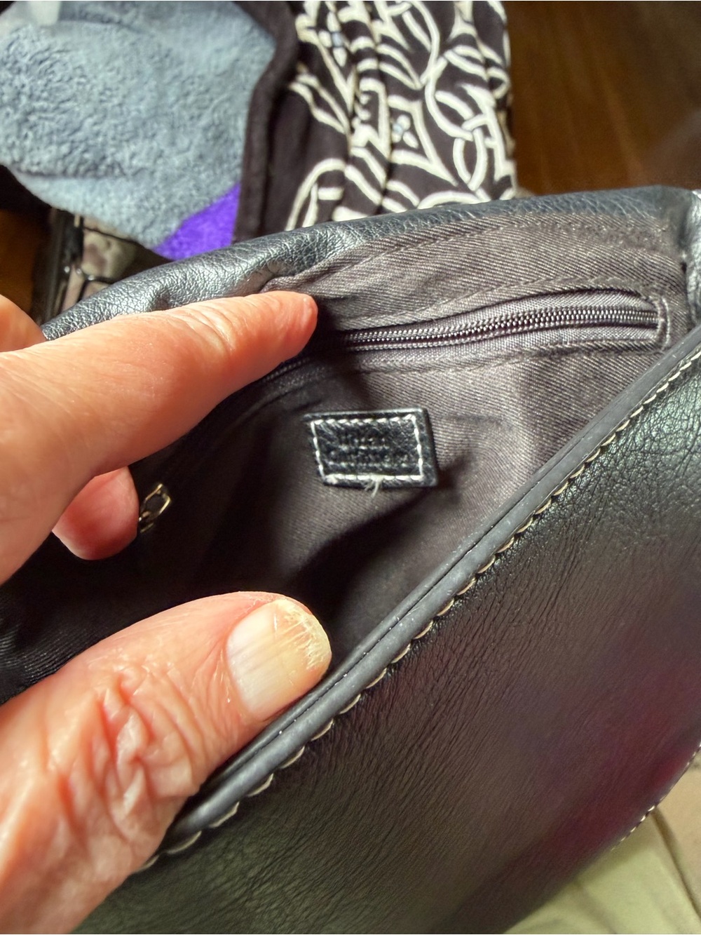 Urban Outfitters Black Saddle Crossbody Bag - Sleek Everyday Style - Picture 3 of 4